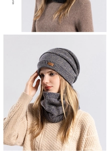 Détail d'un ensemble bonnet et tour de cou en tricot d'hiver avec étiquette JOYLORD