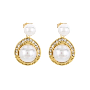 Boucles d'oreilles rétro en or avec doubles perles et cercle de strass étincelants
