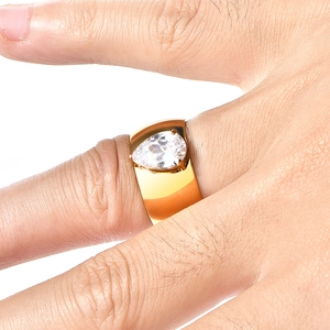 Detail eines 18K vergoldeten Titanrings mit einem klaren Edelstein im Birnenschliff