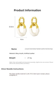 Détail de boucles d'oreilles élégantes en cuir blanc et anneau doré avec tige en argent