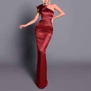 Détail de l'épaule dénudée à volants sur cette robe de soirée en satin bordeaux