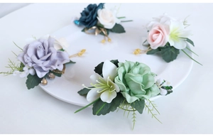 Détail de corsages de mariage artificiels et fleurs de poignet en quatre coloris variés