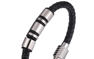 Gros plan d'un bracelet en cuir tressé noir avec fermoir magnétique et perles argent