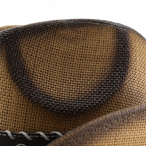 Dettaglio cappello cowboy in paglia intrecciata con vernice vintage e cinturino