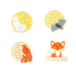Détail de broches en émail aux motifs animaux avec des phrases de motivation positives