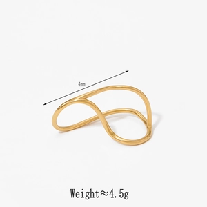 Detail view of 4mm gold wavy ring band with 4.5g weight specifications and dimensions