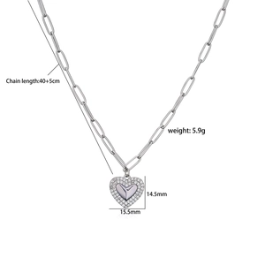 Collier chaîne trombone argentée avec pendentif cœur et zircone, détails de taille