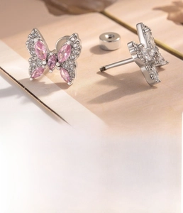 Détails de boucles d'oreilles papillon avec zircons marquises roses et blancs en acier