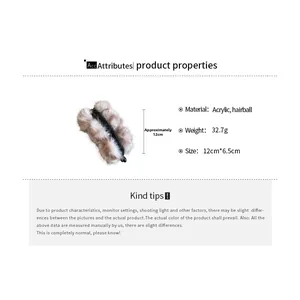 Détail de la pince à cheveux en peluche de 12 cm de long et un poids léger de 32,7g