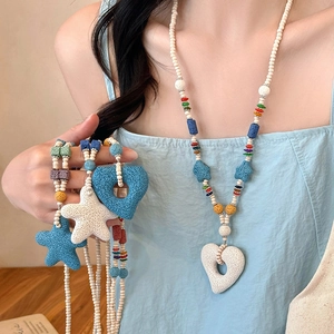 Collier bohème en perles de céramique colorées avec breloques étoile et cœur pour l'été