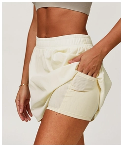 Dettaglio della gonna-pantalone sportiva con pantaloncini in mesh e tasca laterale