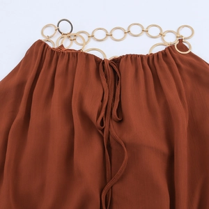 Ärmelloses Chiffon-Maxikleid in Karamell mit Bohème-Stil und goldenem Metallhalsring-Detail