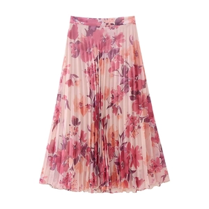 Dettaglio della gonna a pieghe rosa a fiori con vita alta elastica in tessuto di chiffon