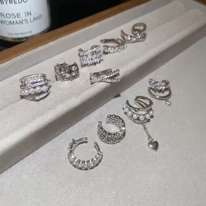 Coffret de boucles d'oreilles clips étoile et perle argentées sur plateau velours