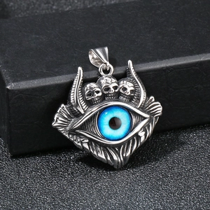 Pendaglio gotico teschio punk con occhio blu malefico in acciaio inox argentato