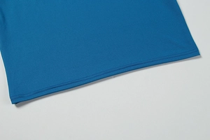 Detailansicht der Doppelnadel-Saumnaht an diesem blauen Strickkleid aus Polyester