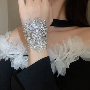 Nahaufnahme eines luxuriösen Silberarmbands mit Kristallen am Handgelenk eines Models