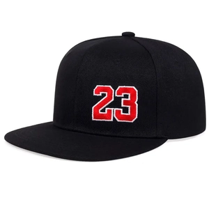 Détail de la broderie 3D du numéro 23 rouge sur une casquette snapback noire