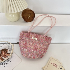 Détail du sac cabas à fleurs roses avec motifs floraux et étiquette logo Sozakka