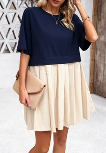 Dettaglio vestito patchwork a maniche corte con top blu e gonna a pieghe