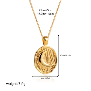 Vue détaillée du pendentif lune en or 18K avec zircone et chaîne de 45cm