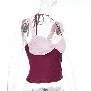Dettaglio del top a contrasto rosa e bordeaux con coppe arricciate e spalline halter