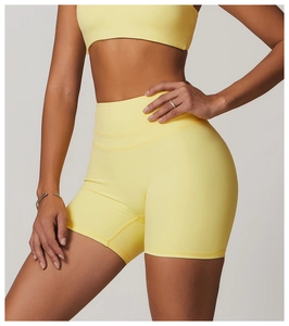 Gros plan du short de yoga jaune citron à taille haute en tissu brossé extensible