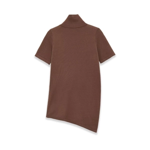 Détail du haut en tricot marron café à manches courtes avec un ourlet asymétrique