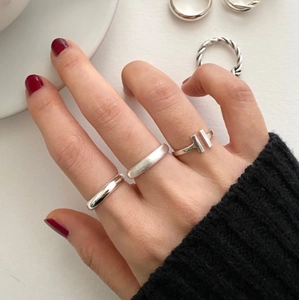 Details von S925 Sterlingsilber Ringen mit polierten, gebürsteten und T-förmigen Designs