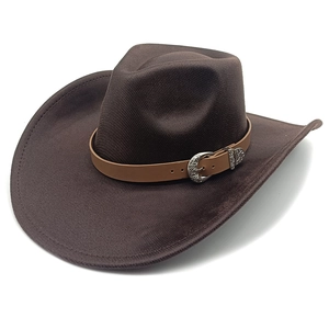 Dettaglio del cappello da cowboy in pelle scamosciata marrone con fascia in cuoio e fibbia
