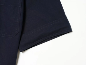 Détails de la robe chemise bleu marine montrant les finitions soignées à double couture