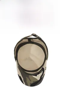 Détail de la casquette militaire camouflage montrant la bande intérieure et le fermoir réglable