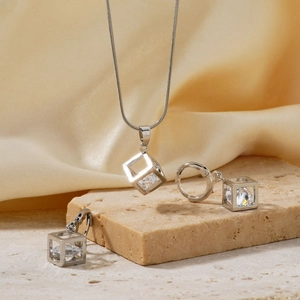 Parure de bijoux carrés en argent avec collier et boucles d'oreilles en zircone