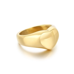 Bague cœur minimaliste en acier inoxydable doré avec finition polie sur fond blanc