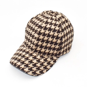Détail du motif pied-de-poule et de la structure à 6 panneaux d'une casquette d'hiver