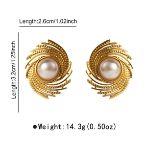 Détail de boucles d'oreilles spirale dorées avec perles et dimensions 2,6cm et 3,2cm