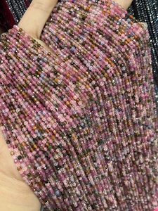 Gros plan de perles facettées en tourmaline arc-en-ciel pour la création de colliers DIY