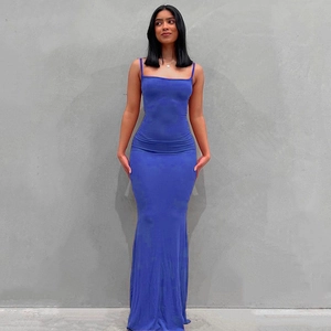 Detalle del vestido largo azul ajustado de tirantes con textura de tejido de punto elástico