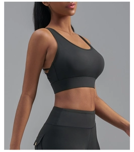 Détails des bretelles croisées du soutien-gorge de sport noir en tissu brossé extensible