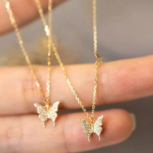 Elegante collar con colgante de mariposa dorada con piedras de circón en cadena fina