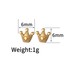 Detailed view of 6mm crown-shaped gold earrings showing exact weight and dimensions