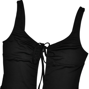 Vue détaillée du décolleté en U avec fronces à cordon sur la robe noire à lacets