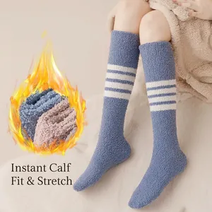 Dicke blaue Korallenvlies-Socken mit weißen Streifen für winterliche Wärme zu Hause