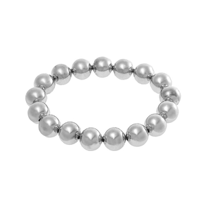 Vista macro di un bracciale a sfere argentate con trama metallica lucida su sfondo bianco