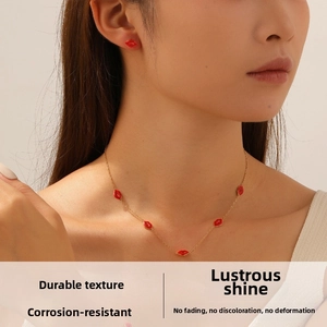Gros plan d'un mannequin portant le collier pendentif lèvres rouges et boucles d'oreilles