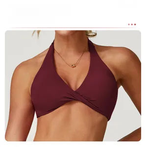Vue détaillée du soutien-gorge de yoga dos nu bordeaux avec design torsadé à l'avant