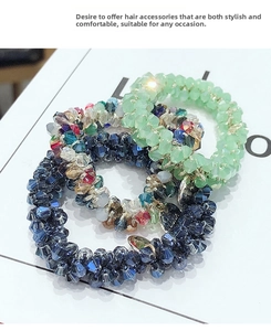 Vue détaillée des élastiques à cheveux en perles faits main en vert menthe, bleu et irisé