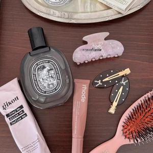 Pince à cheveux nœud avec cristaux présentée avec des accessoires de beauté