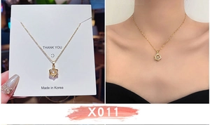 Dettaglio della collana con pendente a stella dorata con zircone e confezione originale