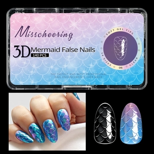 Vue macro de la texture 3D écailles de sirène sur pointes d'ongles en gel souple